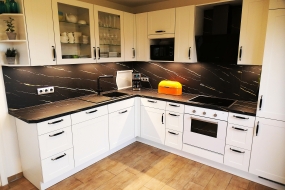 Küche mit Zugang zur Terrasse