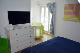 ...mit Gitterbett und Smart-TV
