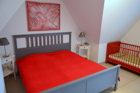 1. Schlafzimmer OG mit Gitterbett und....