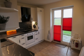 Küche mit Zugang zur Terrasse