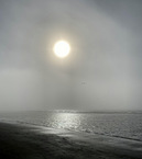 Die Sonne kämpft sich 
durch den Nebel